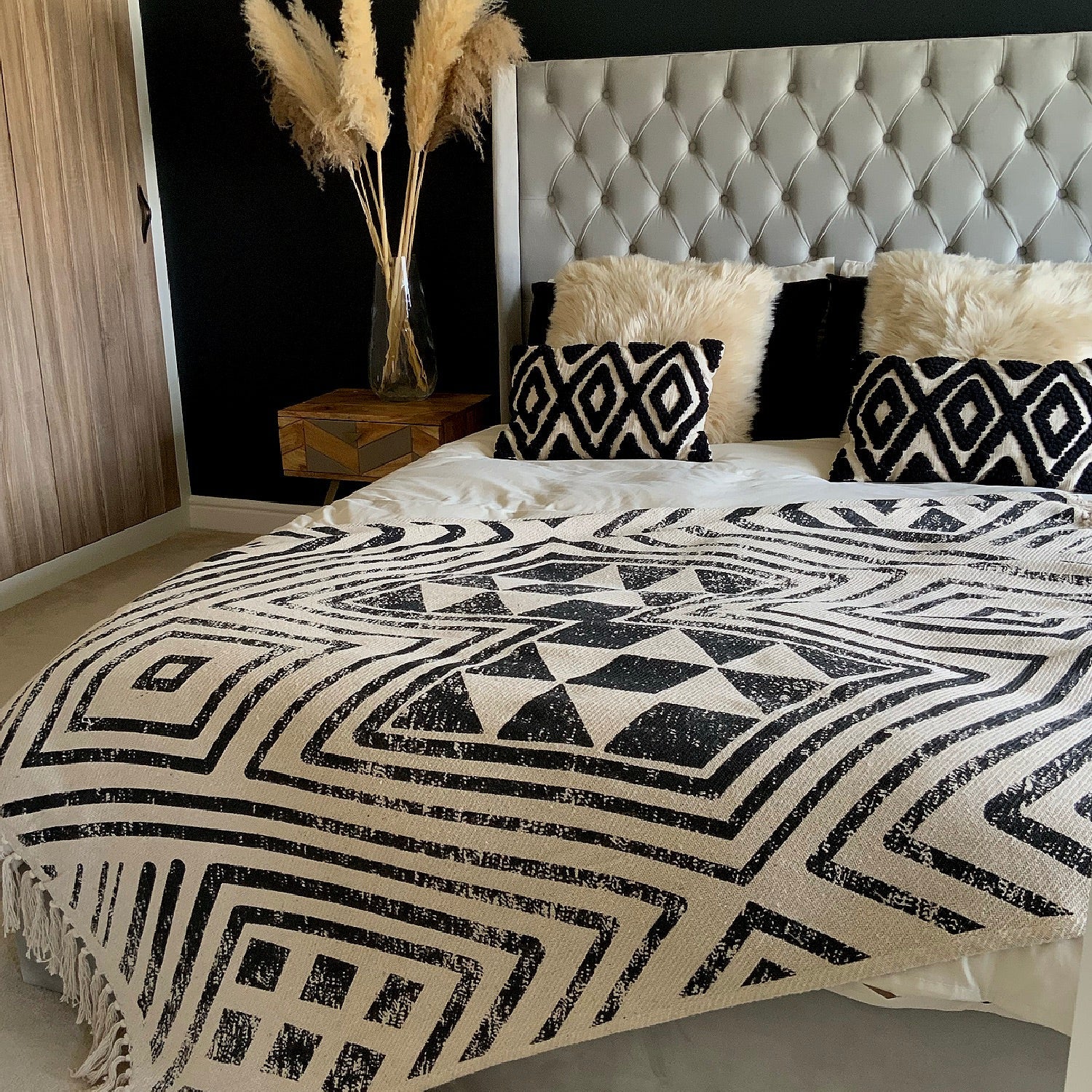 Enhance the style of your home with a blanket or throw. These versatile accessories add cosiness, color, and texture to any space. Whether you're looking to update your bed or give your sofa a stylish makeover.